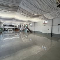 Pista y área principal del salón